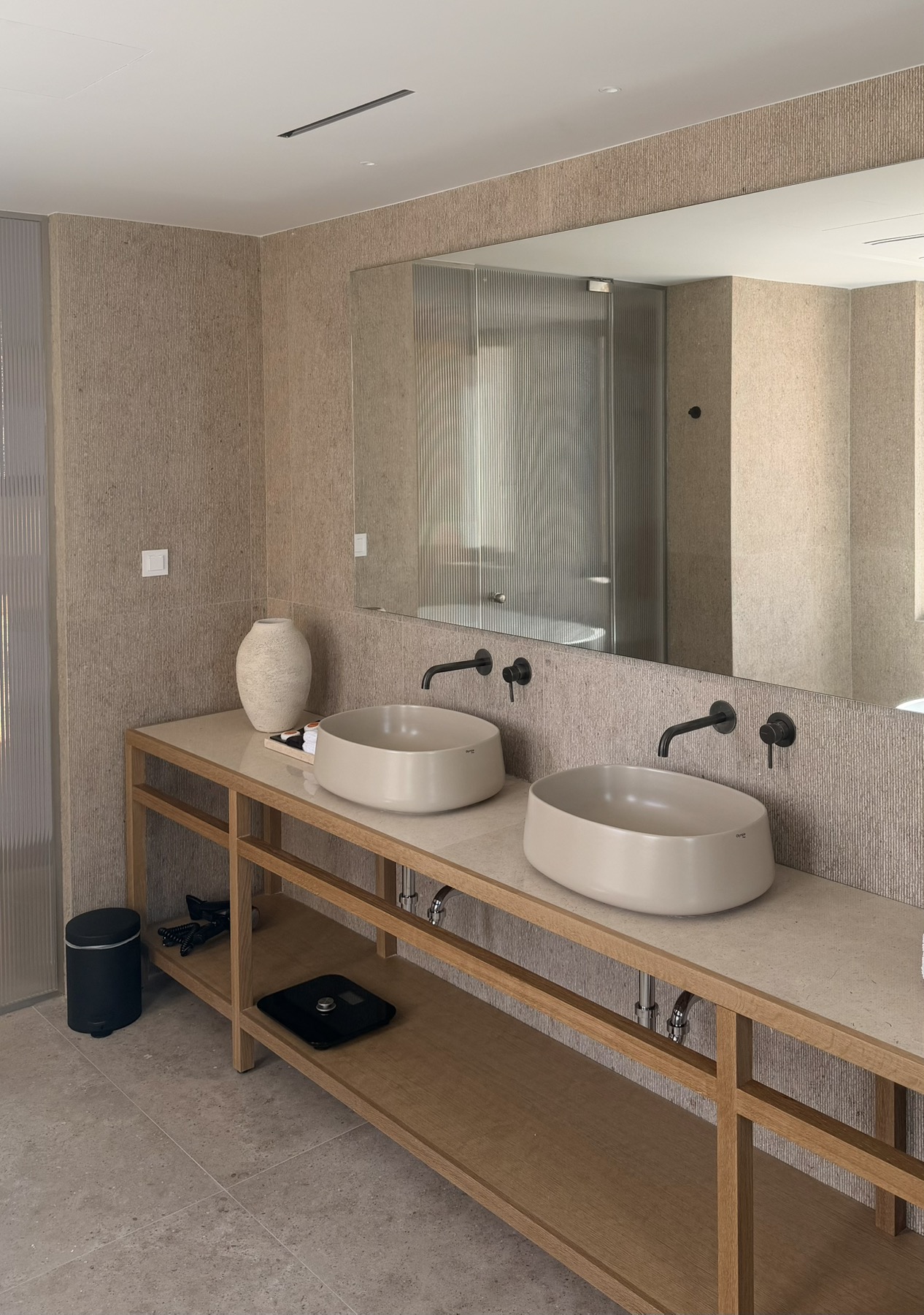 AKROTIRI SUITE