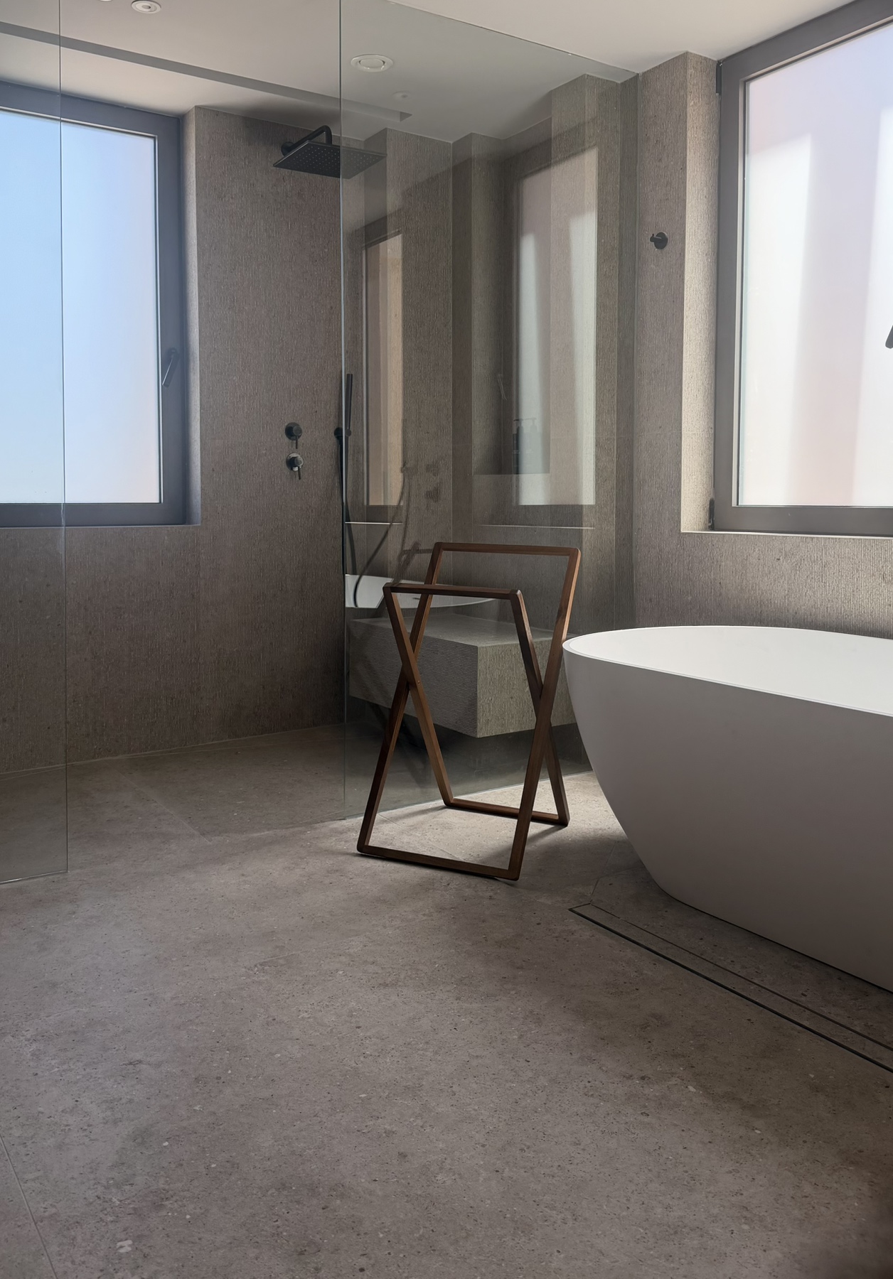 AKROTIRI SUITE
