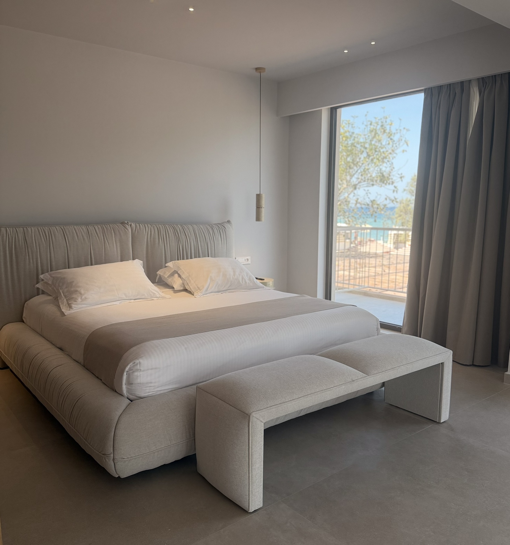 AKROTIRI SUITE